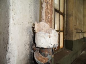 Gebäudeschadstoffe Kieselgur asbesthaltige Rohrummantelung